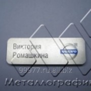Простой двухцветный бейдж с креплением в виде булавки фото