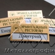 Бейджик с окошком и изображением на золотом фоне, и креплением типа крокодил фото