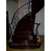 Лестница 3д на металлокаркасе с кованными ограждениями фото