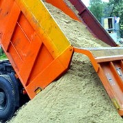 Доставка песка мелкого и крупного, дресва, щебня, грунта. фото