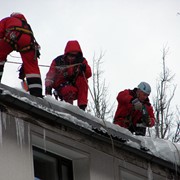 Сброс снега зимой с крыши фото