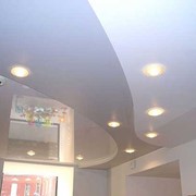 Натяжной потолок глянцевый (лаковый) фото
