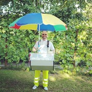 Продажа немецкой жареной сосиски с мобильной лавки в душистой булочке фото