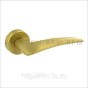 Дверная ручка на круглой розетке LINEAR. Арт. LI15 OS фото