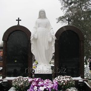 Установка статуи Богородицы на кладбище фото