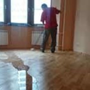 Покраска паркета цветным лаком фото