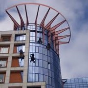 Мойка фасада и остекления методом промышленного альпинизма фото