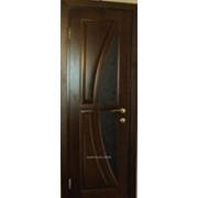 Стильные двери со стеклом из дерева фото