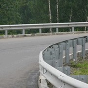 Двустороннее дорожное металлическое барьерное ограждение. фото