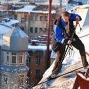 Расчистка кровли от снега в СПб фото