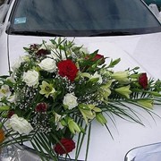 Изготовление украшений для свадебных автомобилей из живых цветов фото