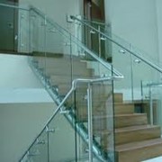 Лестничное ограждение из нержавейки со стеклом фото