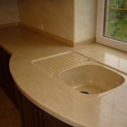 Столешницы, столы, подоконники, барные стойки из искусственного камня фото