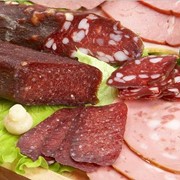 Колбасные изделия и деликатесы фото