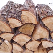 Дрова колотые дубовые навалом и уложенные фото