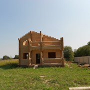 Срубы из оцилиндрованного бревна. фото