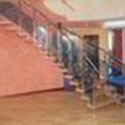 Одномаршевая криволинейная лестница на больцах и одном боковом косоуре фото