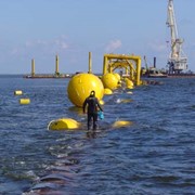 Работа по укладке газового дюкера с помощью понтонов фото
