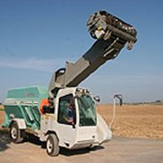 Миксер-кормораздатчик горизонтальный самоходный фото