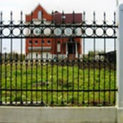 Заборы из монолитных столбов фото