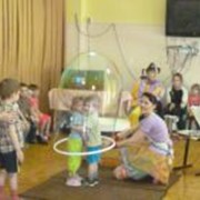 Шоу гигантских мыльных пузырей фото