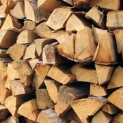 Дрова колотые еловые уложенные и навалом фото