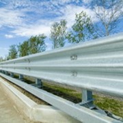 Односторонне мостовое металлическое барьерное ограждение. фото