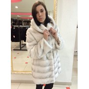 Полупальто из меха норки поперечного кроя, цвет лед. Длина 90 см. фото