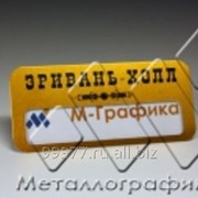 Скругленный бейдж с окошком и графикой на золотом фоне фото