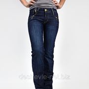 Новые женские джинсы фотография