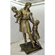 Скульптура матери с двумя детьми фотография