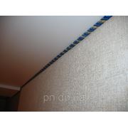 Оформление натяжного потолка декоративным шнуром. фотография