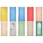 Особой популярностью последнее время пользуются деревяные крашеные двери. Покрашеные двери из натурального дерева, межкомнатные двери. фотография