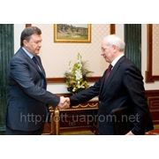 Янукович поручил Азарову подготовить программу реформирования Нафтогаза фотография