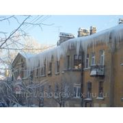 Петербургские жилищники вышли на борьбу со снегом и сосульками фотография