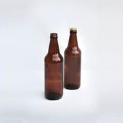 Запуск бутылки из коричневого стекла фотография
