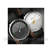 Изобретенная заново дизайн-икона - однострелочные часы UNO 24 NEO фотография
