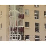 Москвичей обяжут самостоятельно очищать балконы от сосулек фотография