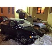 В Петербурге сосульки пробивают лобовые стекла автомобилей фотография