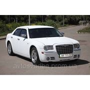 Новинка свадебного сезона 2013 от АвтоСвадьба Сhrysler 300 C белого цвета в алмазной крошке и украшен камнями Swarovski на свадьбы, дни рождения, вечеринки.. 250-350 грн./час. фотография