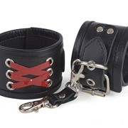 Кожаные наручники с декоративной лаковой шнуровкой Sitabella 3161-1 фотография