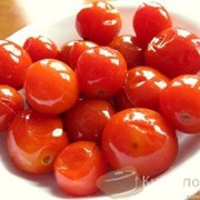 Соленый помидор красный и зеленый. фото
