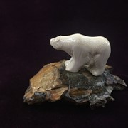 Сувенир - миниатюра Белый медведь на скале фото