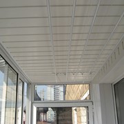 Отделка потолка и стен балкон и лоджий вагонкой ПВХ белого цвета. фото