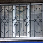 Кованные железные защитные решетки на окна фотография