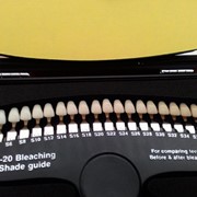 Шкала оттенков цвета зубов фотография