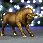 Фигура “Символ года: Атакующий бык“ золото фотография