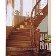 Лестницы деревянные на гнутом косоуре фото