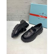 Женские туфли-лоферы черного цвета фото