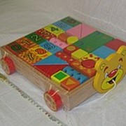 Детский деревянный конструктор в ящике на колесиках (бук).
